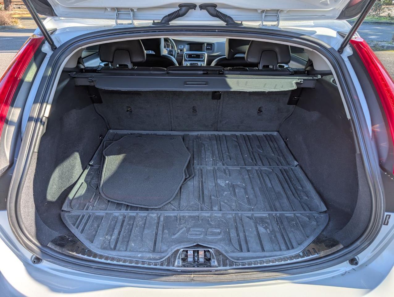 2018 Volvo V60 Cross Country T5 AWD Premier w/High Performance Audio, Blind Spot BLIS, Moon Roof, Leather Heated Seats & Wheel Portland OR