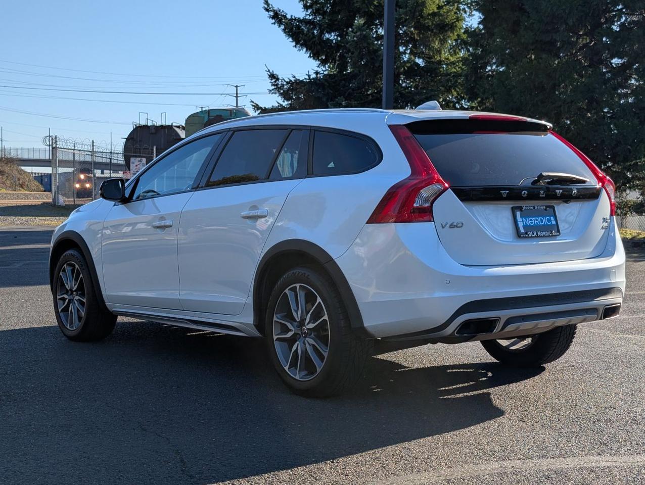 2018 Volvo V60 Cross Country T5 AWD Premier w/High Performance Audio, Blind Spot BLIS, Moon Roof, Leather Heated Seats & Wheel Portland OR