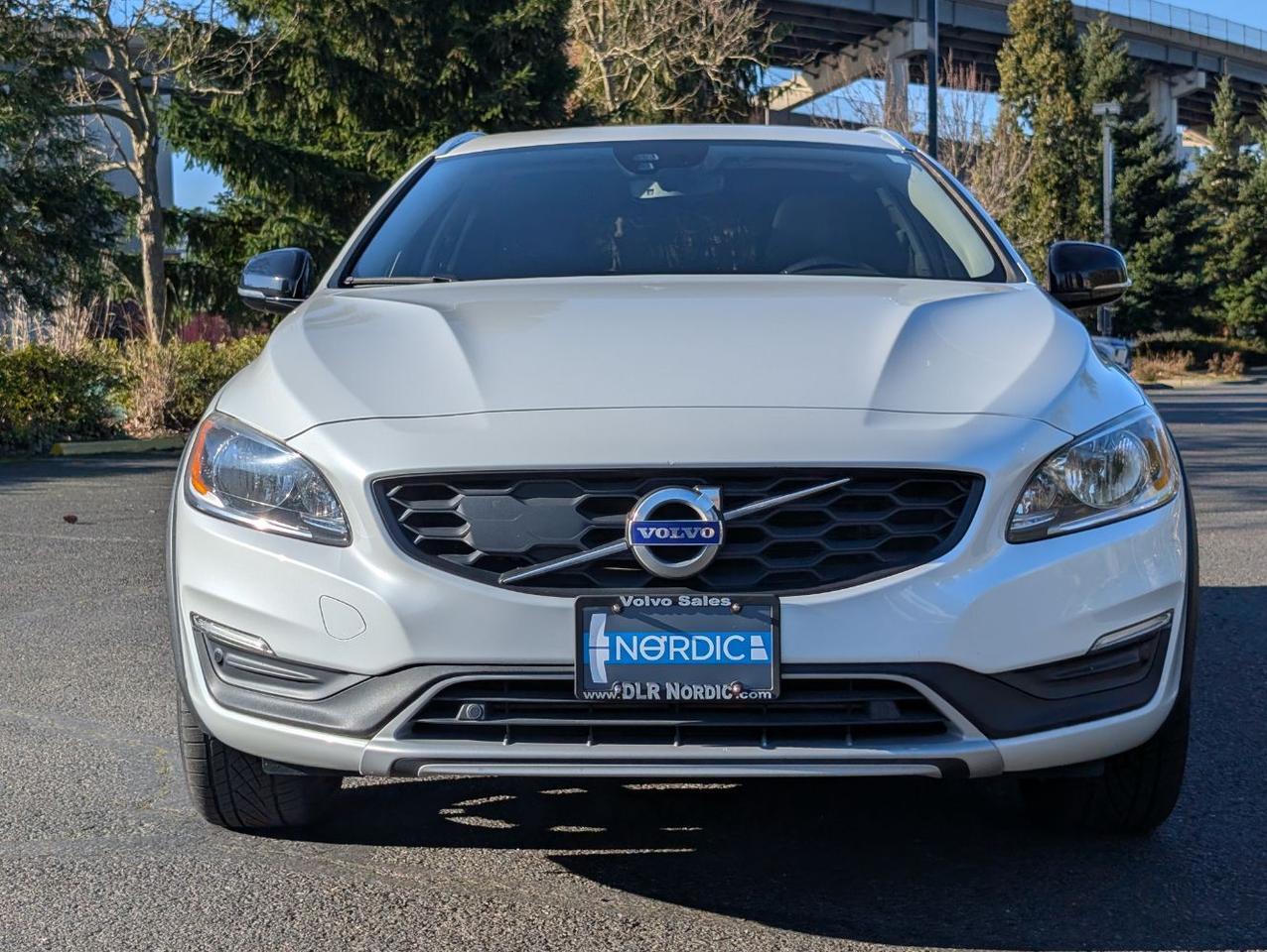2018 Volvo V60 Cross Country T5 AWD Premier w/High Performance Audio, Blind Spot BLIS, Moon Roof, Leather Heated Seats & Wheel Portland OR
