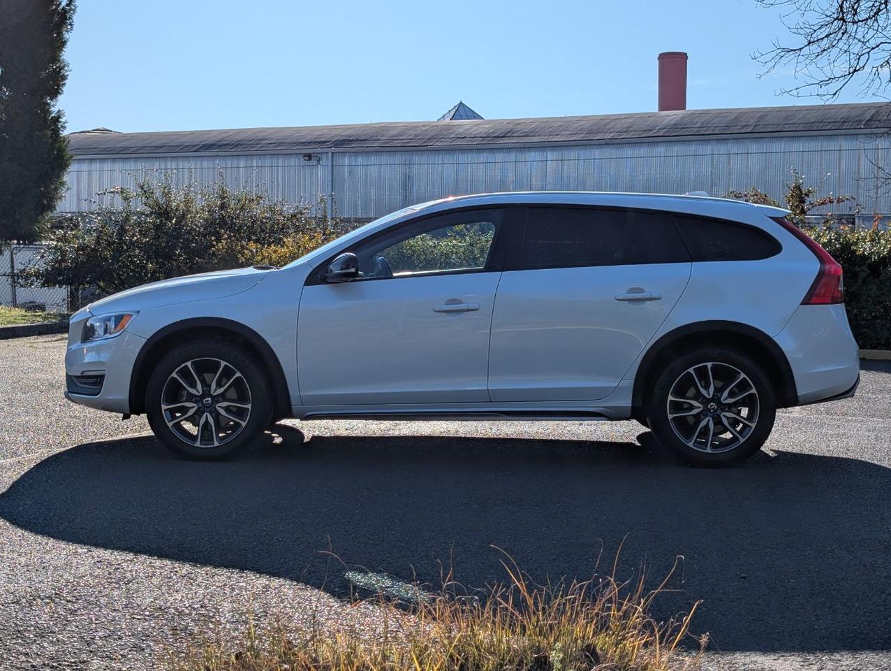 2018 Volvo V60 Cross Country T5 AWD Premier w/High Performance Audio, Blind Spot BLIS, Moon Roof, Leather Heated Seats & Wheel Portland OR