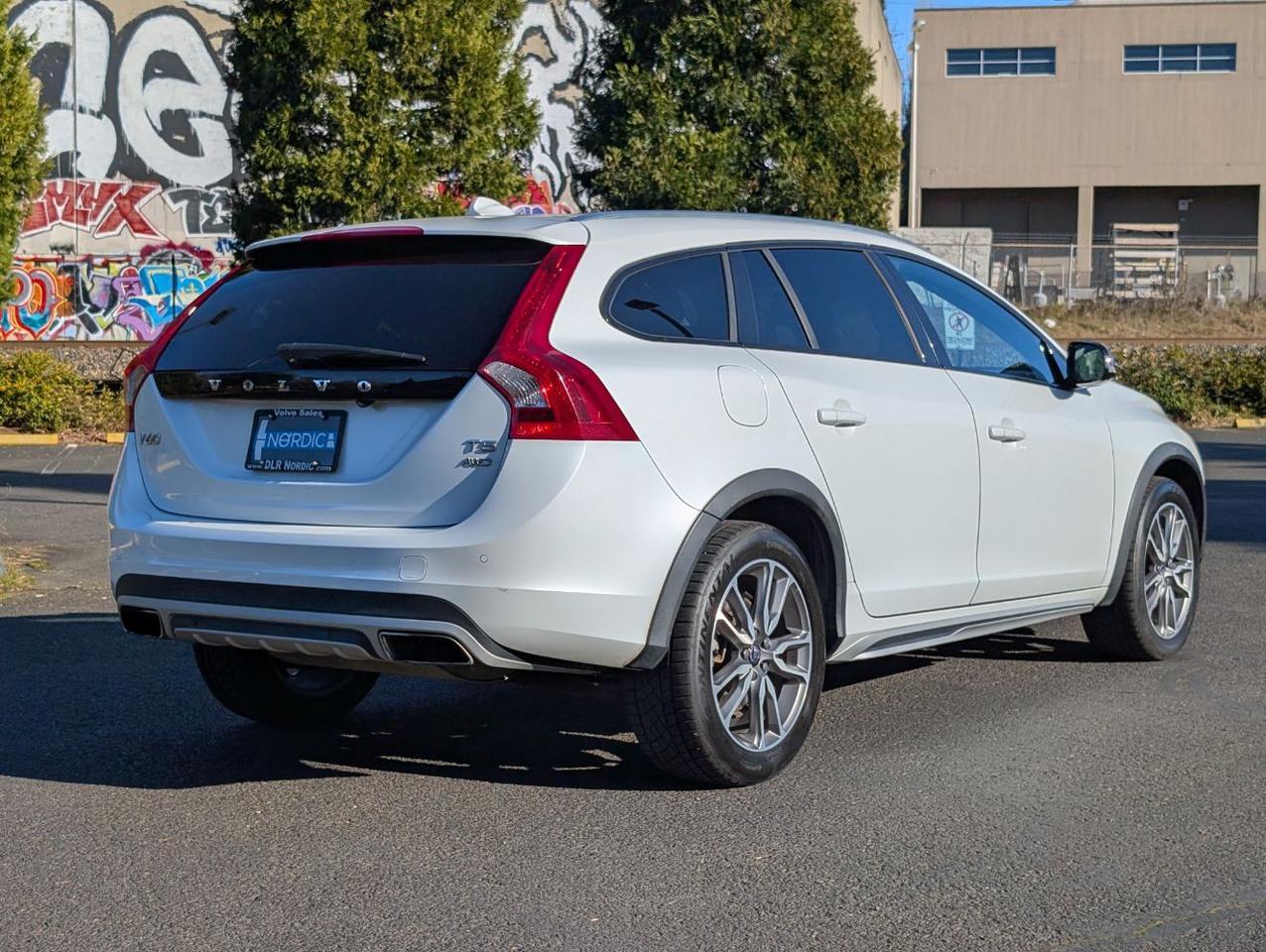 2018 Volvo V60 Cross Country T5 AWD Premier w/High Performance Audio, Blind Spot BLIS, Moon Roof, Leather Heated Seats & Wheel Portland OR