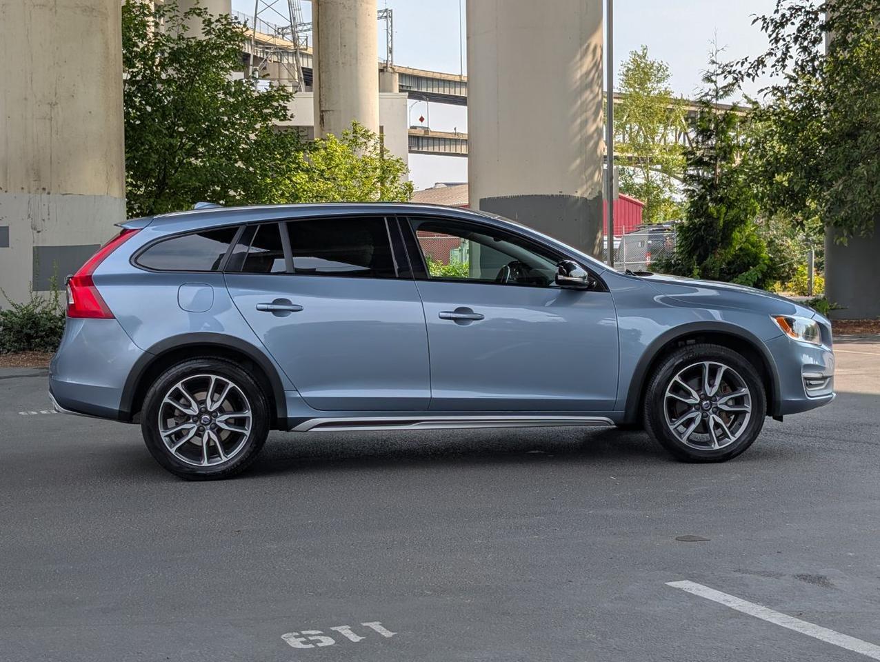 2018 Volvo V60 Cross Country T5 AWD w/High Performance Audio, Lane Keep, Cross Traffic Alert, Back up Ca Portland OR