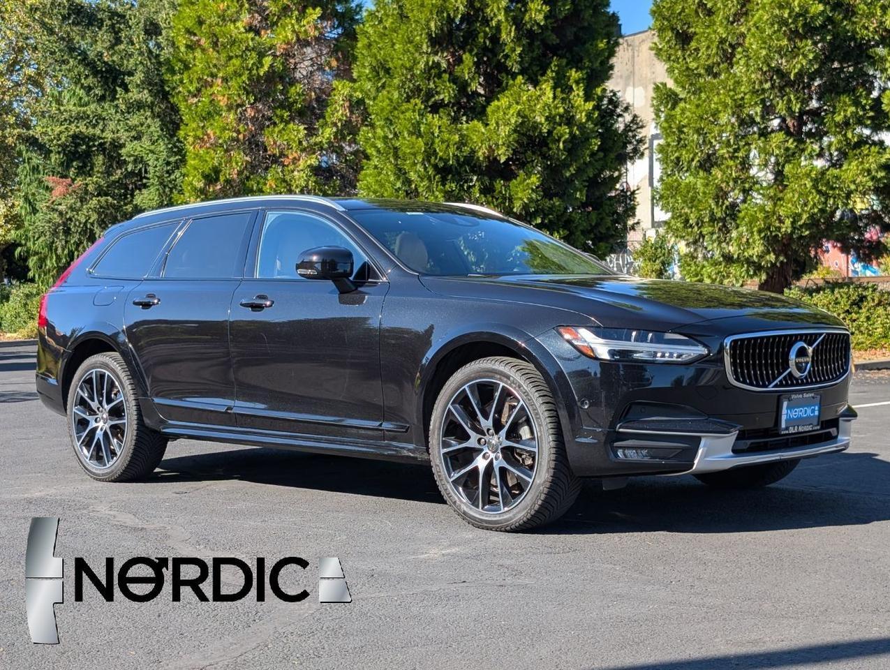 2018 Volvo V90 Cross Country LUX T6 AWD | Bowers & Wilkins, Pilot Assist, Massage Seats, Head Up Display, 4 Heated Seats & Wheel