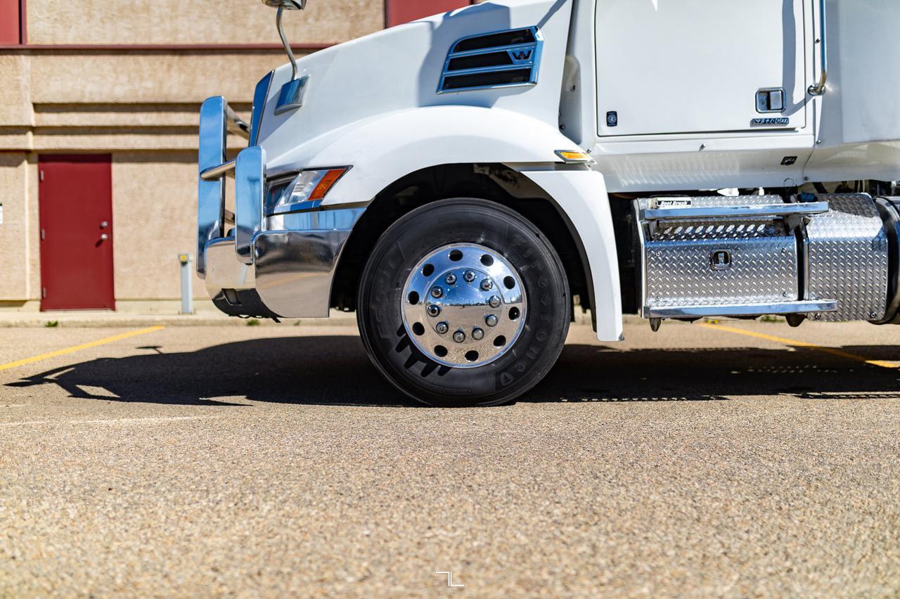 2018 Western Star 5700 XE Daycab Tractor Heavy Spec Red Deer AB