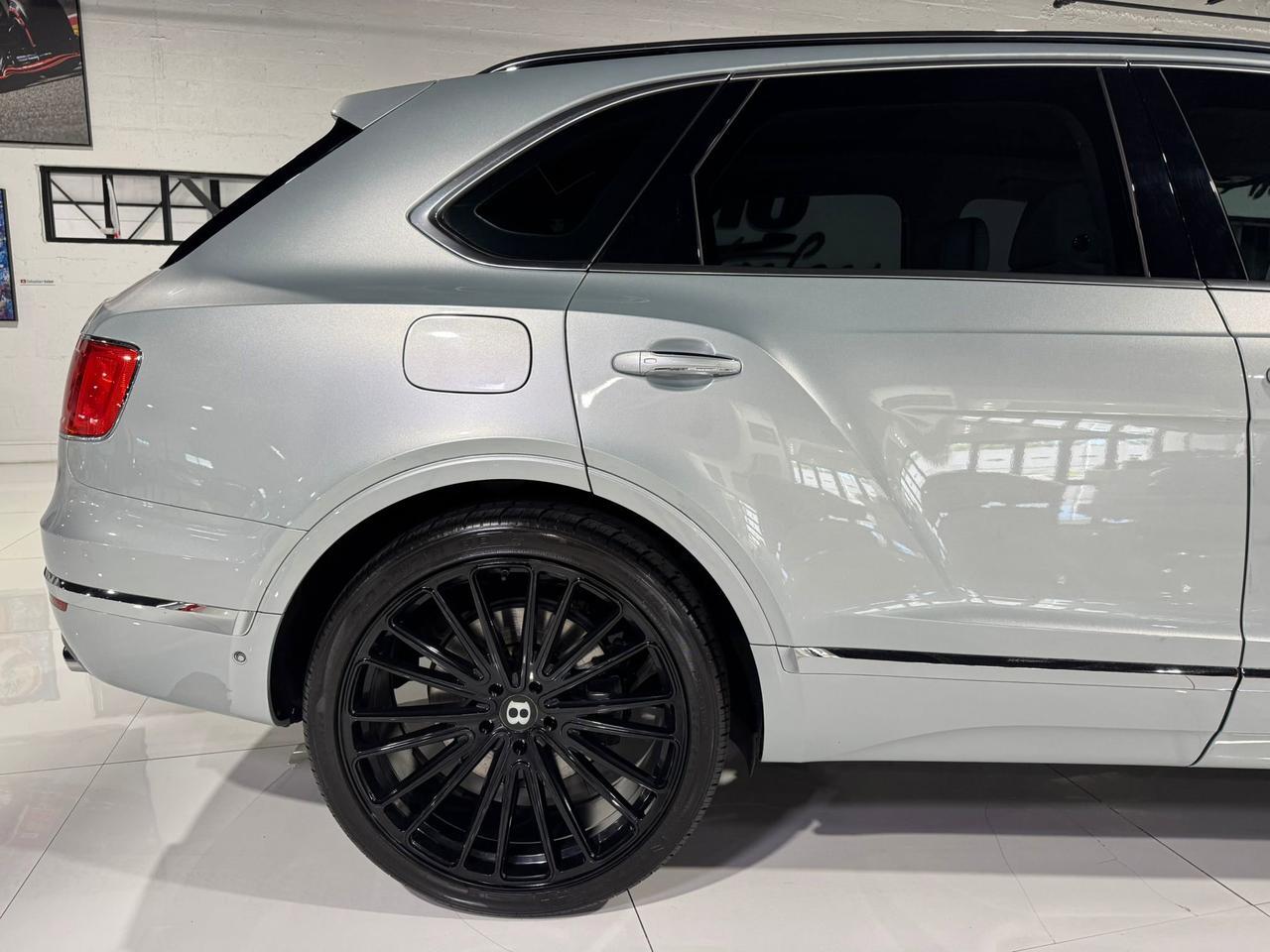 2019 Bentley Bentayga V8 Moonbeam paint, Mulliner spec, interior carbon trim, Naim audio system AND MUCH MORE!! Fort Lauderdale FL