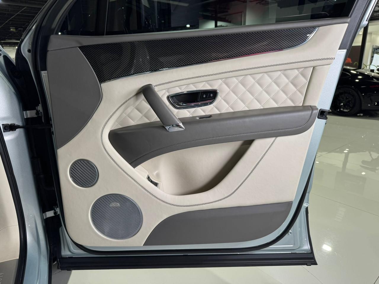 2019 Bentley Bentayga V8 Moonbeam paint, Mulliner spec, interior carbon trim, Naim audio system AND MUCH MORE!! Fort Lauderdale FL