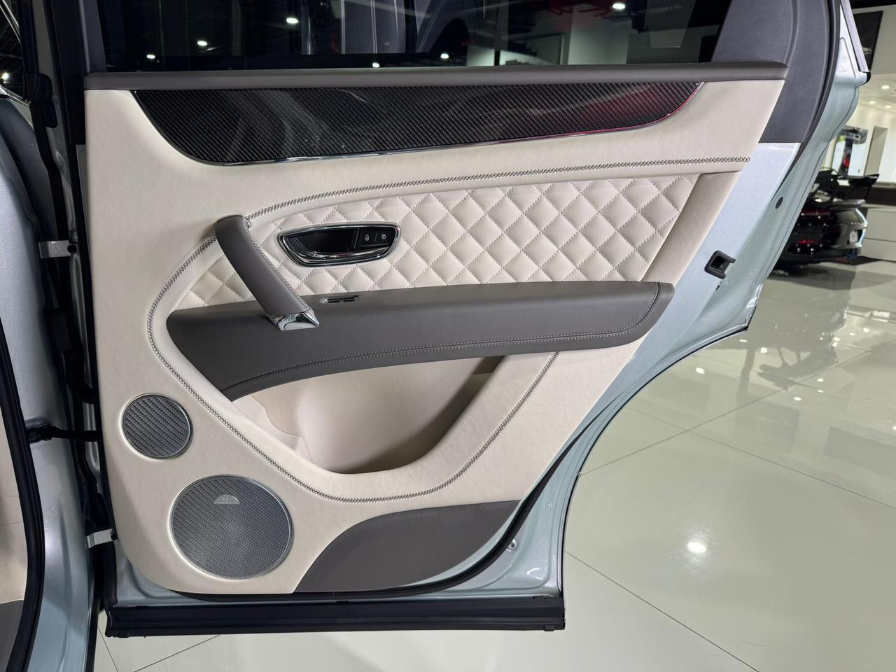 2019 Bentley Bentayga V8 Moonbeam paint, Mulliner spec, interior carbon trim, Naim audio system AND MUCH MORE!! Fort Lauderdale FL