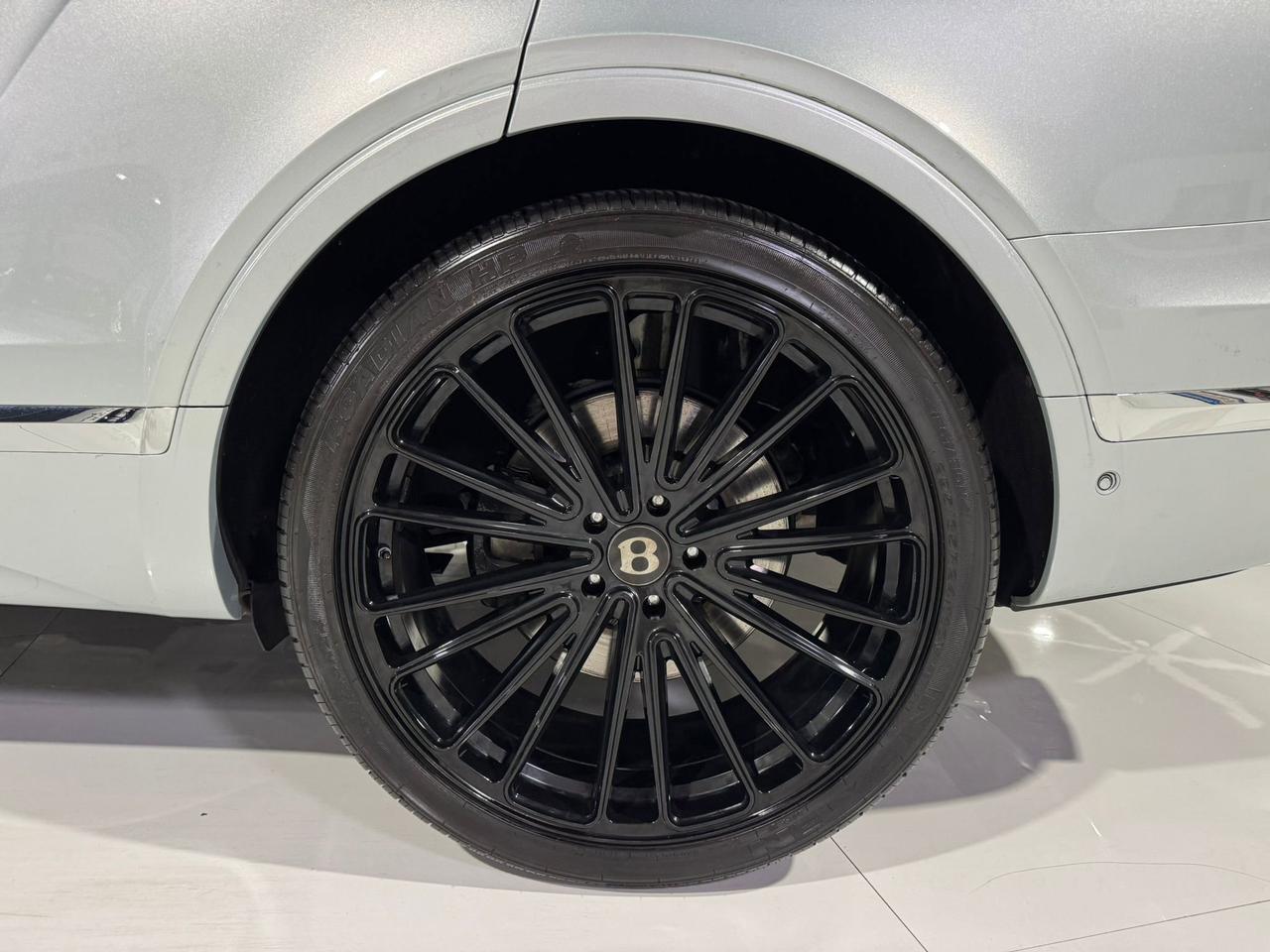 2019 Bentley Bentayga V8 Moonbeam paint, Mulliner spec, interior carbon trim, Naim audio system AND MUCH MORE!! Fort Lauderdale FL