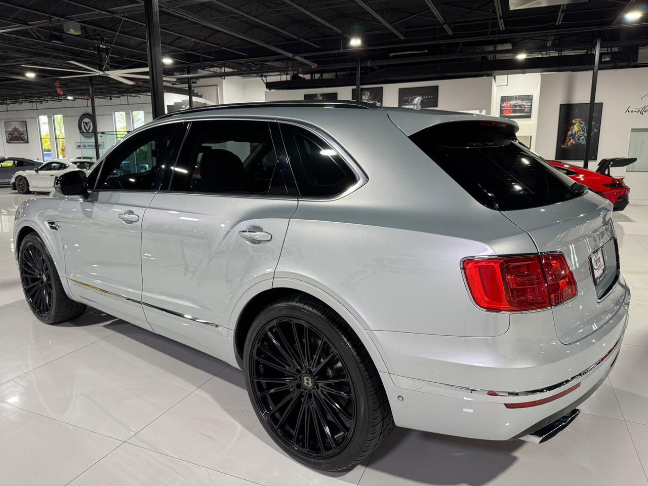 2019 Bentley Bentayga V8 Moonbeam paint, Mulliner spec, interior carbon trim, Naim audio system AND MUCH MORE!! Fort Lauderdale FL