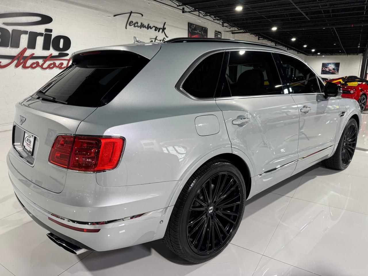 2019 Bentley Bentayga V8 Moonbeam paint, Mulliner spec, interior carbon trim, Naim audio system AND MUCH MORE!! Fort Lauderdale FL