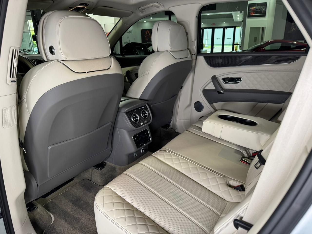 2019 Bentley Bentayga V8 Moonbeam paint, Mulliner spec, interior carbon trim, Naim audio system AND MUCH MORE!! Fort Lauderdale FL
