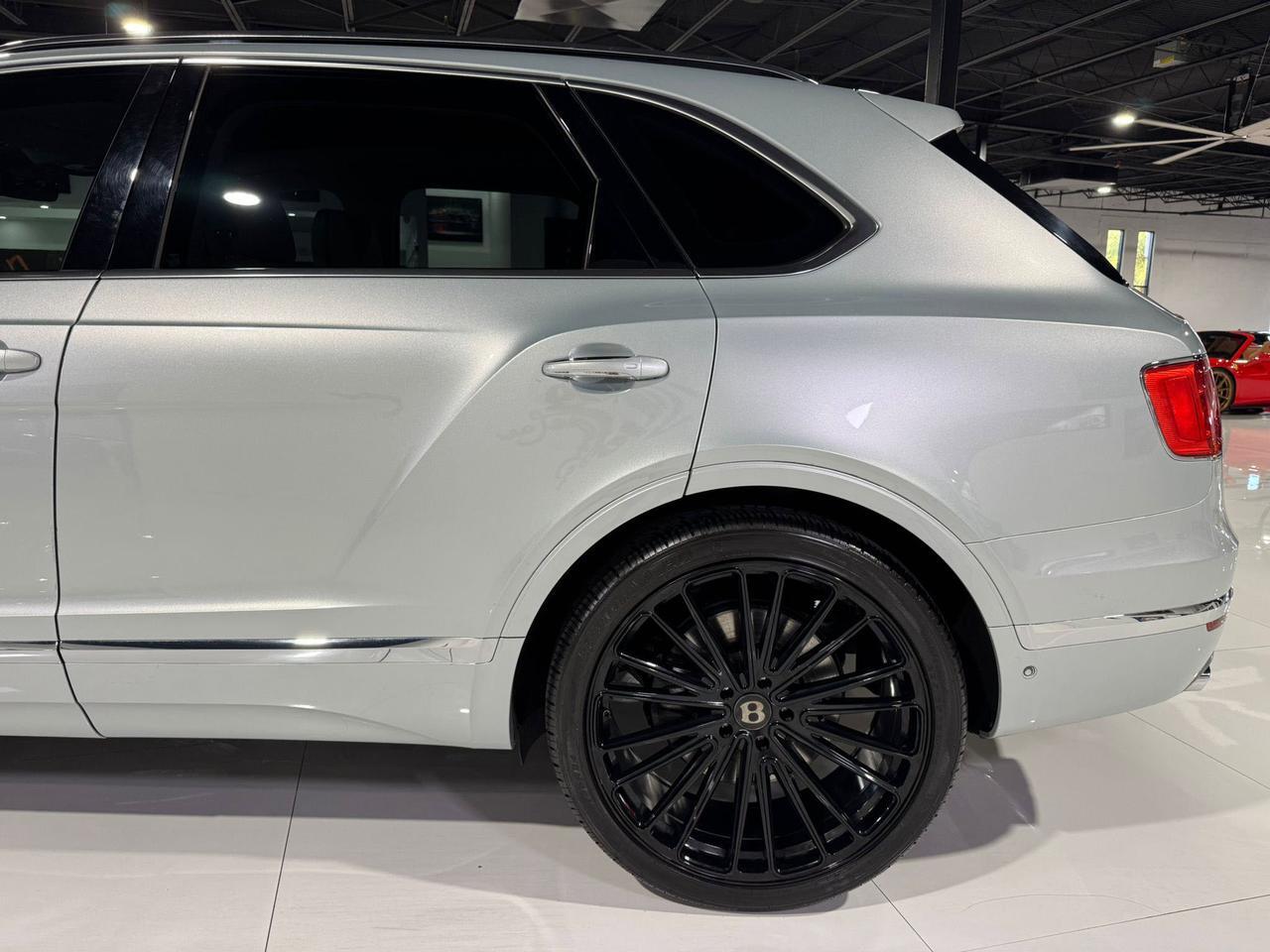 2019 Bentley Bentayga V8 Moonbeam paint, Mulliner spec, interior carbon trim, Naim audio system AND MUCH MORE!! Fort Lauderdale FL