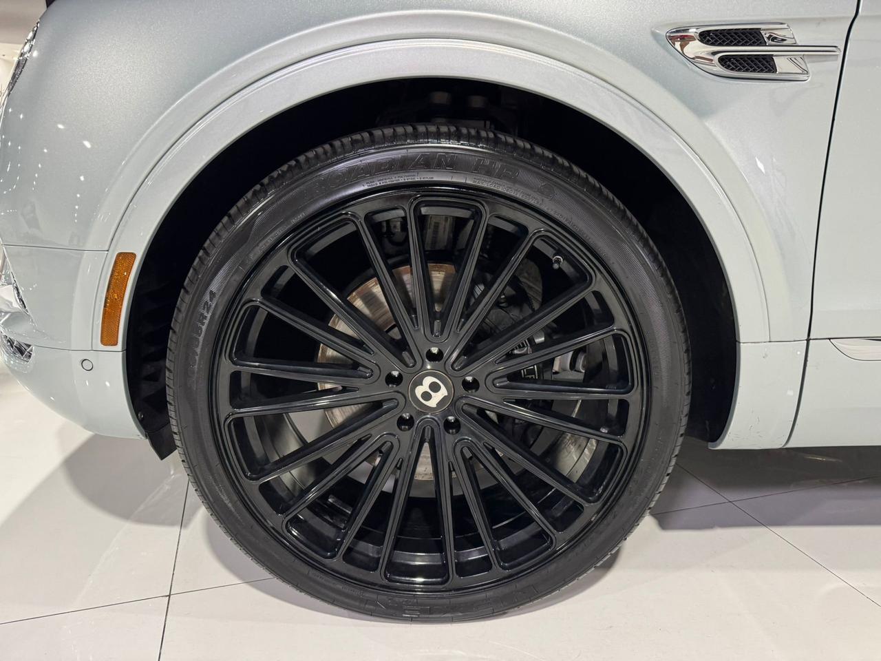 2019 Bentley Bentayga V8 Moonbeam paint, Mulliner spec, interior carbon trim, Naim audio system AND MUCH MORE!! Fort Lauderdale FL