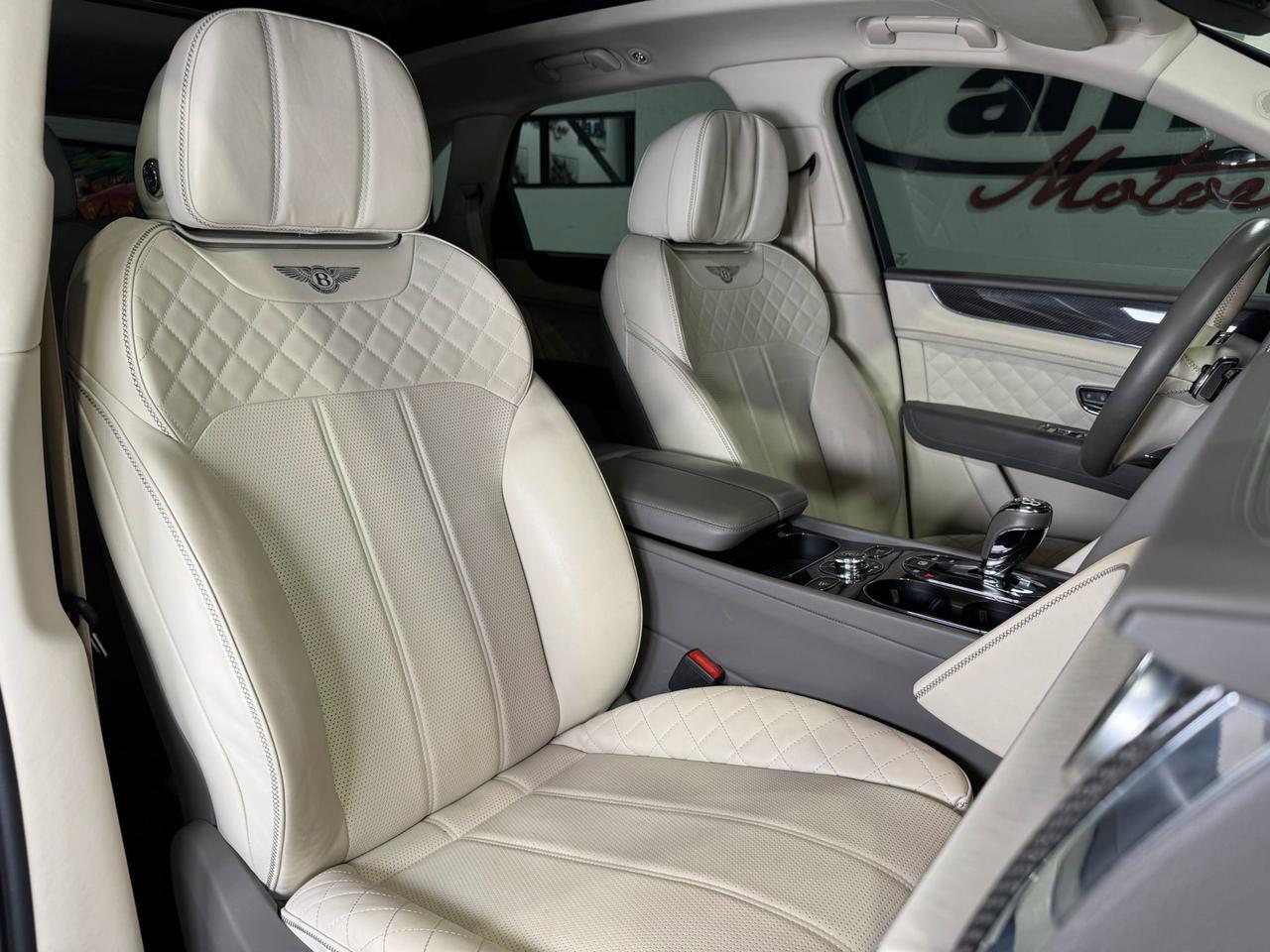 2019 Bentley Bentayga V8 Moonbeam paint, Mulliner spec, interior carbon trim, Naim audio system AND MUCH MORE!! Fort Lauderdale FL