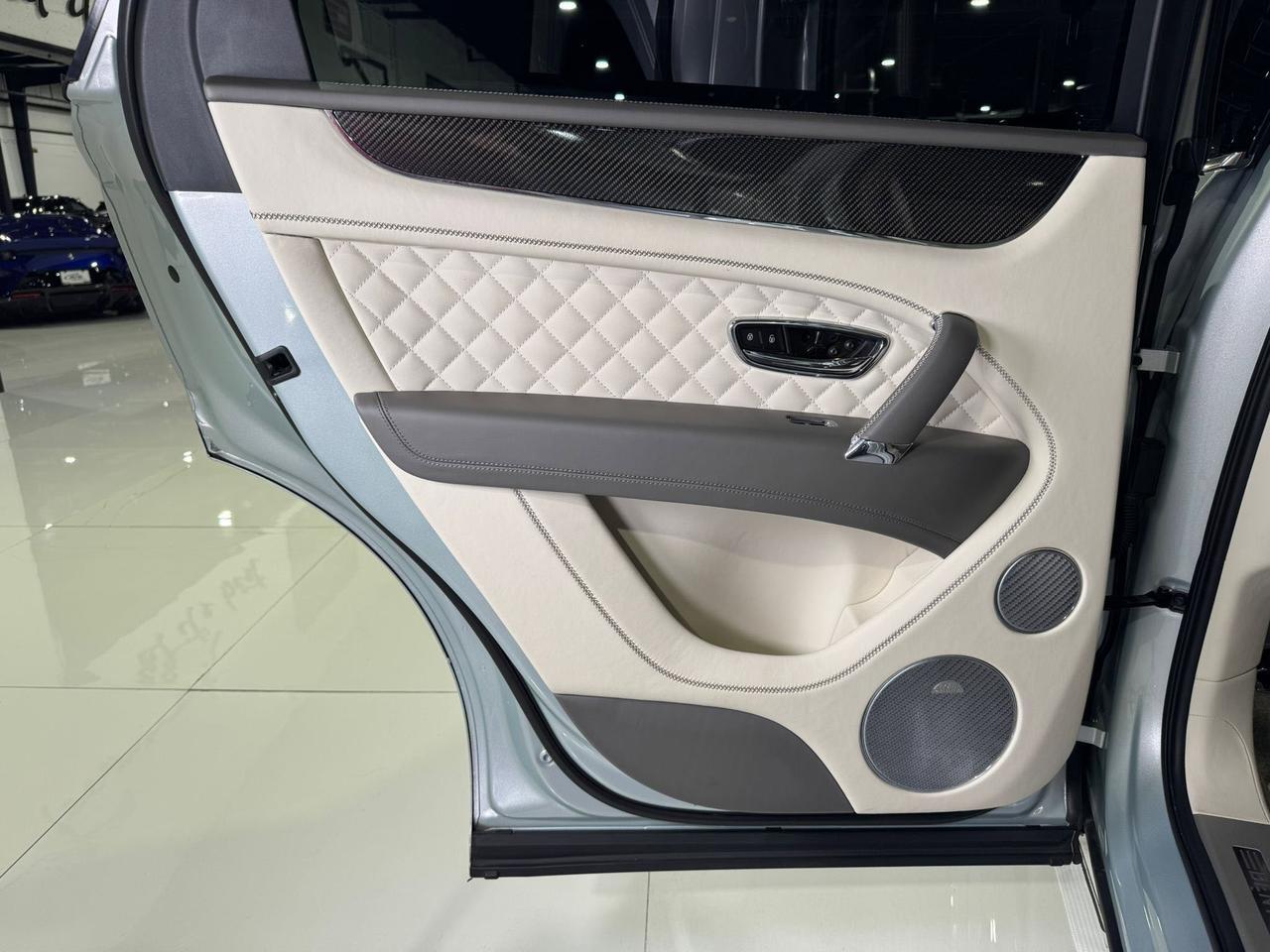 2019 Bentley Bentayga V8 Moonbeam paint, Mulliner spec, interior carbon trim, Naim audio system AND MUCH MORE!! Fort Lauderdale FL