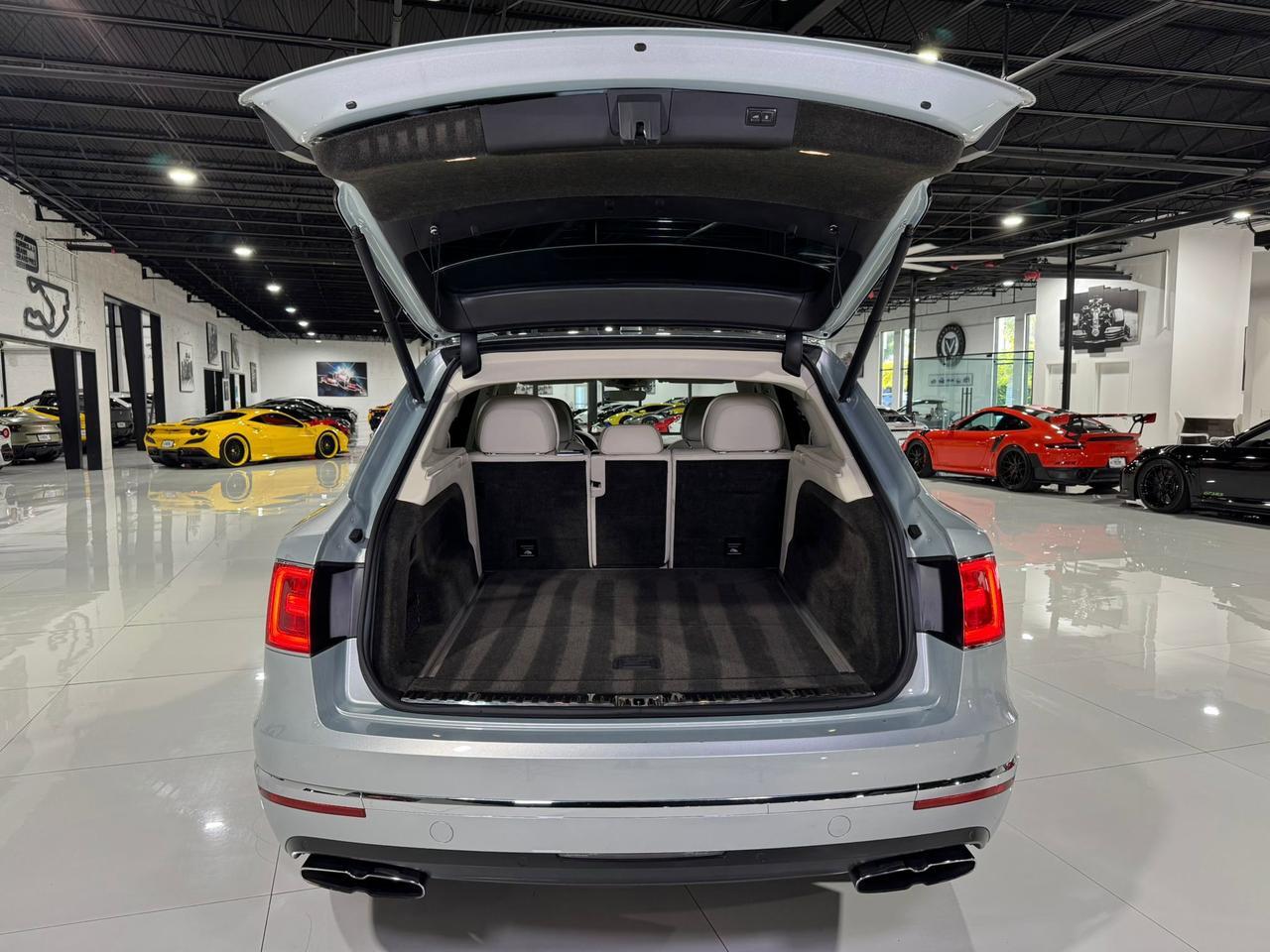2019 Bentley Bentayga V8 Moonbeam paint, Mulliner spec, interior carbon trim, Naim audio system AND MUCH MORE!! Fort Lauderdale FL