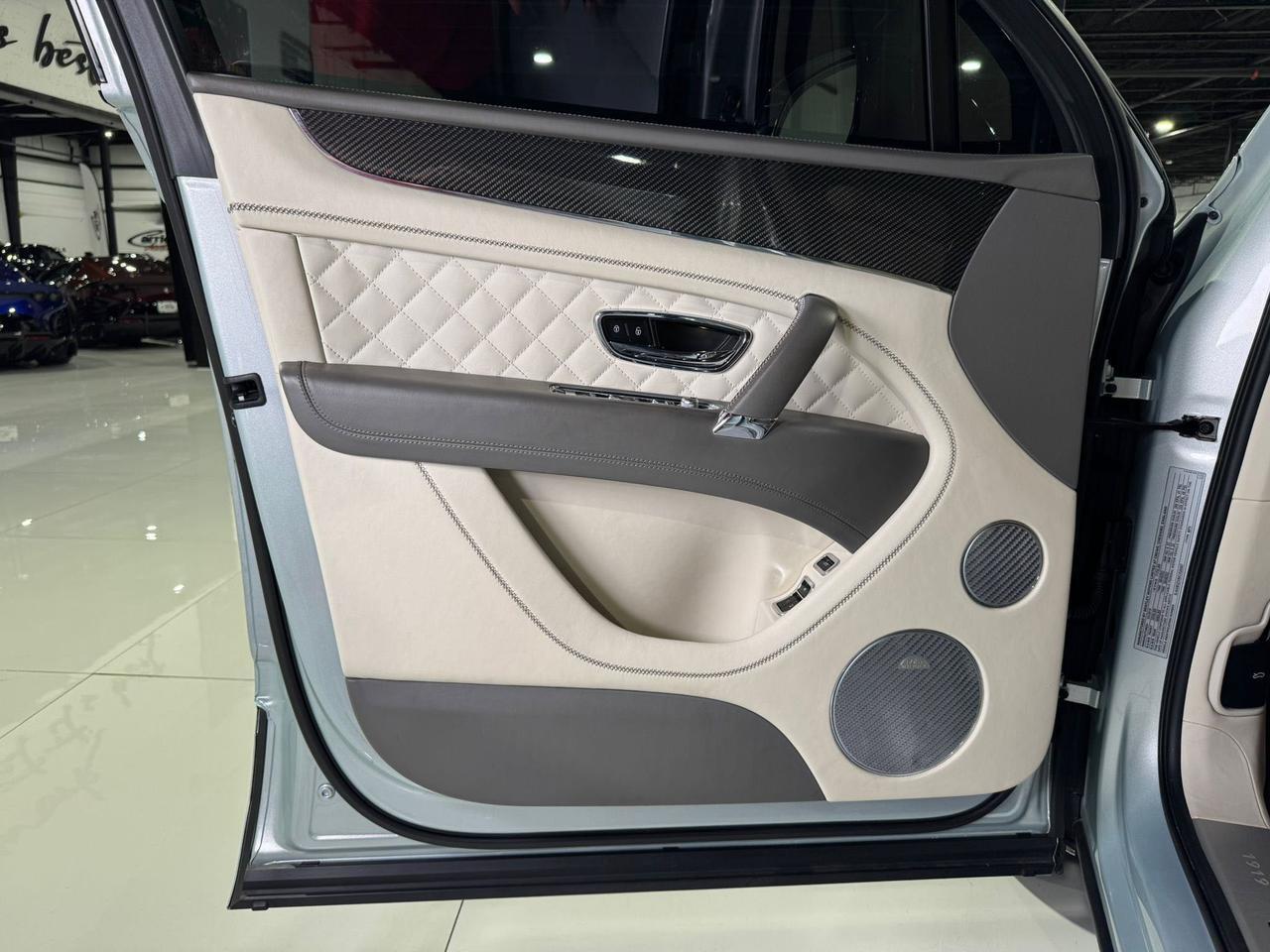 2019 Bentley Bentayga V8 Moonbeam paint, Mulliner spec, interior carbon trim, Naim audio system AND MUCH MORE!! Fort Lauderdale FL