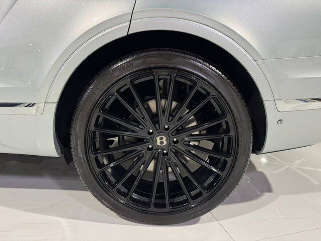 2019 Bentley Bentayga V8 Moonbeam paint, Mulliner spec, interior carbon trim, Naim audio system AND MUCH MORE!! Fort Lauderdale FL