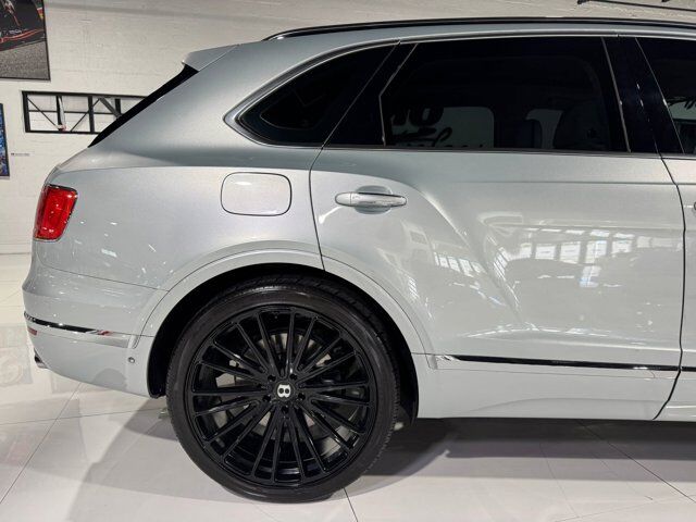 2019 Bentley Bentayga V8 Moonbeam paint, Mulliner spec, interior carbon trim, Naim audio system AND MUCH MORE!! Fort Lauderdale FL