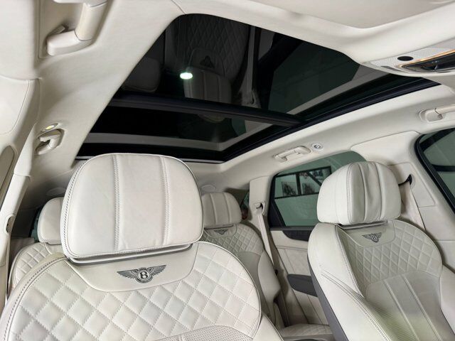 2019 Bentley Bentayga V8 Moonbeam paint, Mulliner spec, interior carbon trim, Naim audio system AND MUCH MORE!! Fort Lauderdale FL