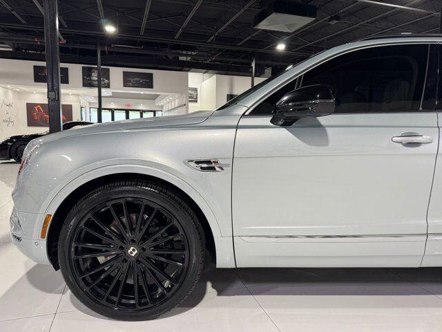 2019 Bentley Bentayga V8 Moonbeam paint, Mulliner spec, interior carbon trim, Naim audio system AND MUCH MORE!! Fort Lauderdale FL