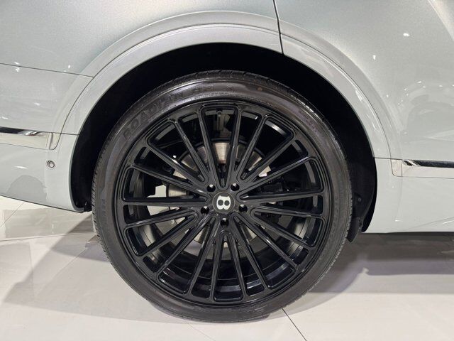 2019 Bentley Bentayga V8 Moonbeam paint, Mulliner spec, interior carbon trim, Naim audio system AND MUCH MORE!! Fort Lauderdale FL