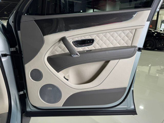 2019 Bentley Bentayga V8 Moonbeam paint, Mulliner spec, interior carbon trim, Naim audio system AND MUCH MORE!! Fort Lauderdale FL