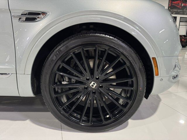 2019 Bentley Bentayga V8 Moonbeam paint, Mulliner spec, interior carbon trim, Naim audio system AND MUCH MORE!! Fort Lauderdale FL