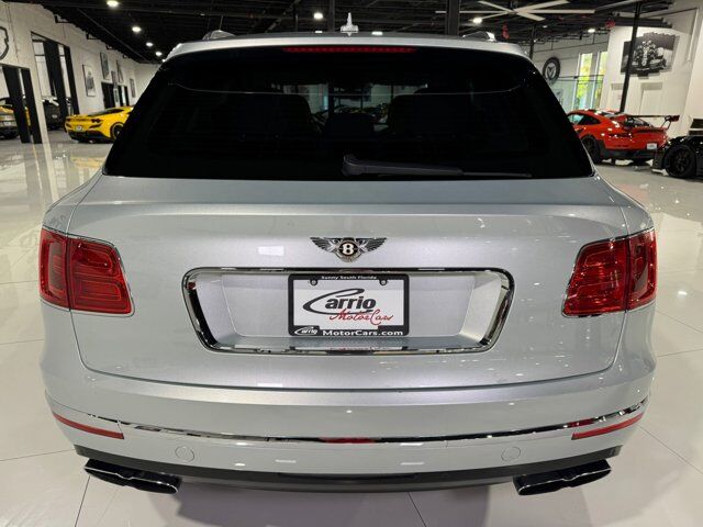 2019 Bentley Bentayga V8 Moonbeam paint, Mulliner spec, interior carbon trim, Naim audio system AND MUCH MORE!! Fort Lauderdale FL
