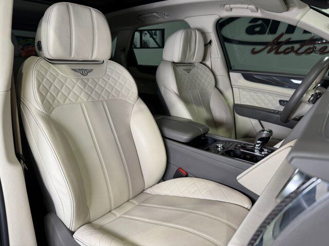 2019 Bentley Bentayga V8 Moonbeam paint, Mulliner spec, interior carbon trim, Naim audio system AND MUCH MORE!! Fort Lauderdale FL