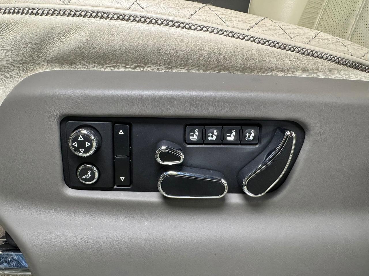 2019 Bentley Bentayga V8 Moonbeam paint, Mulliner spec, interior carbon trim, Naim audio system AND MUCH MORE!! Fort Lauderdale FL