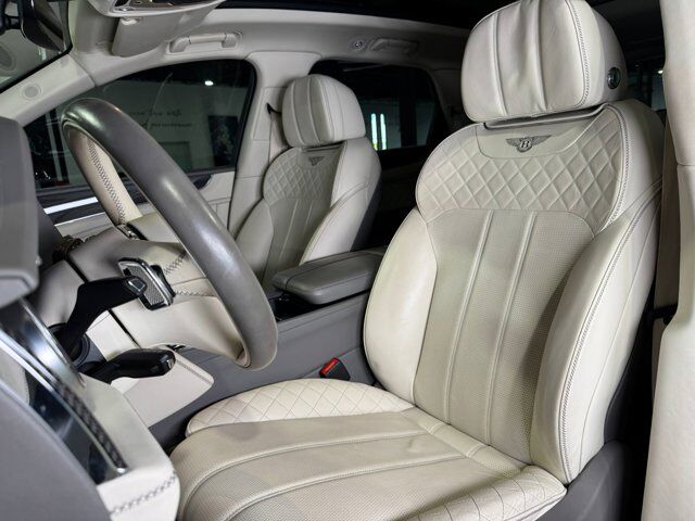 2019 Bentley Bentayga V8 Moonbeam paint, Mulliner spec, interior carbon trim, Naim audio system AND MUCH MORE!! Fort Lauderdale FL