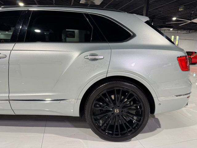 2019 Bentley Bentayga V8 Moonbeam paint, Mulliner spec, interior carbon trim, Naim audio system AND MUCH MORE!! Fort Lauderdale FL