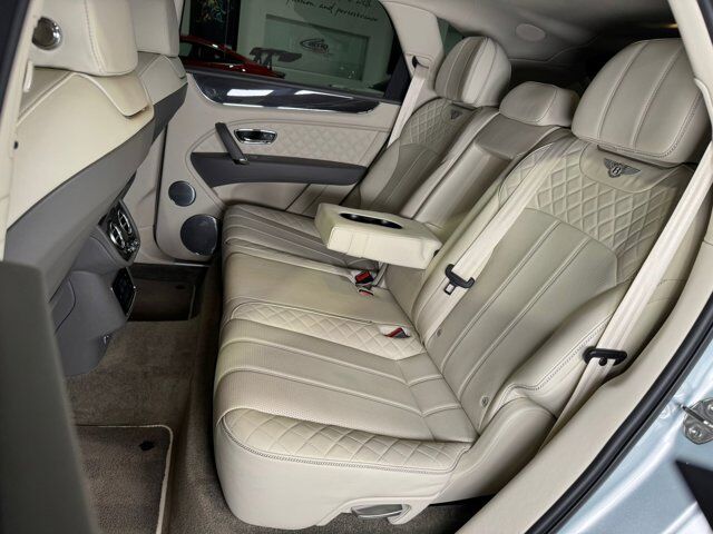 2019 Bentley Bentayga V8 Moonbeam paint, Mulliner spec, interior carbon trim, Naim audio system AND MUCH MORE!! Fort Lauderdale FL