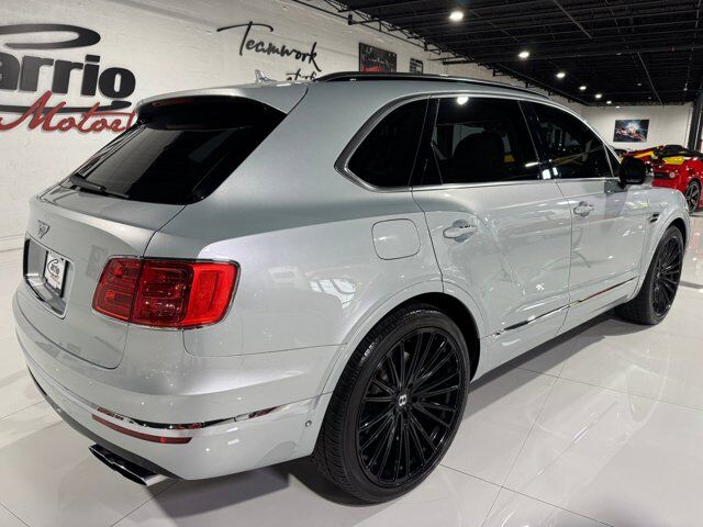 2019 Bentley Bentayga V8 Moonbeam paint, Mulliner spec, interior carbon trim, Naim audio system AND MUCH MORE!! Fort Lauderdale FL