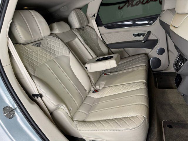 2019 Bentley Bentayga V8 Moonbeam paint, Mulliner spec, interior carbon trim, Naim audio system AND MUCH MORE!! Fort Lauderdale FL