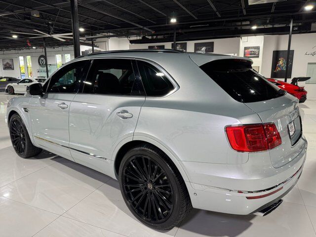 2019 Bentley Bentayga V8 Moonbeam paint, Mulliner spec, interior carbon trim, Naim audio system AND MUCH MORE!! Fort Lauderdale FL
