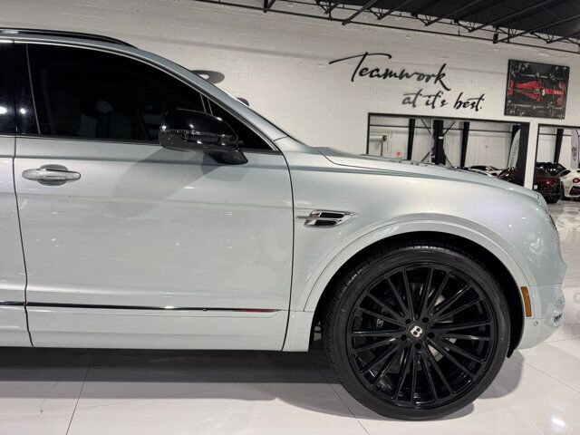 2019 Bentley Bentayga V8 Moonbeam paint, Mulliner spec, interior carbon trim, Naim audio system AND MUCH MORE!! Fort Lauderdale FL