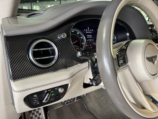 2019 Bentley Bentayga V8 Moonbeam paint, Mulliner spec, interior carbon trim, Naim audio system AND MUCH MORE!! Fort Lauderdale FL