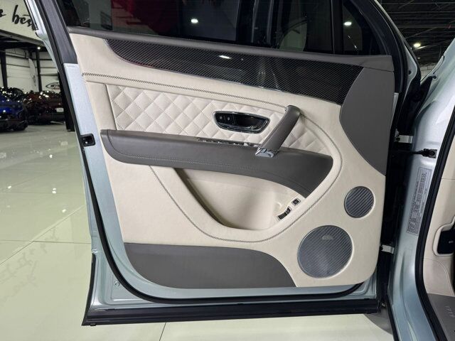 2019 Bentley Bentayga V8 Moonbeam paint, Mulliner spec, interior carbon trim, Naim audio system AND MUCH MORE!! Fort Lauderdale FL