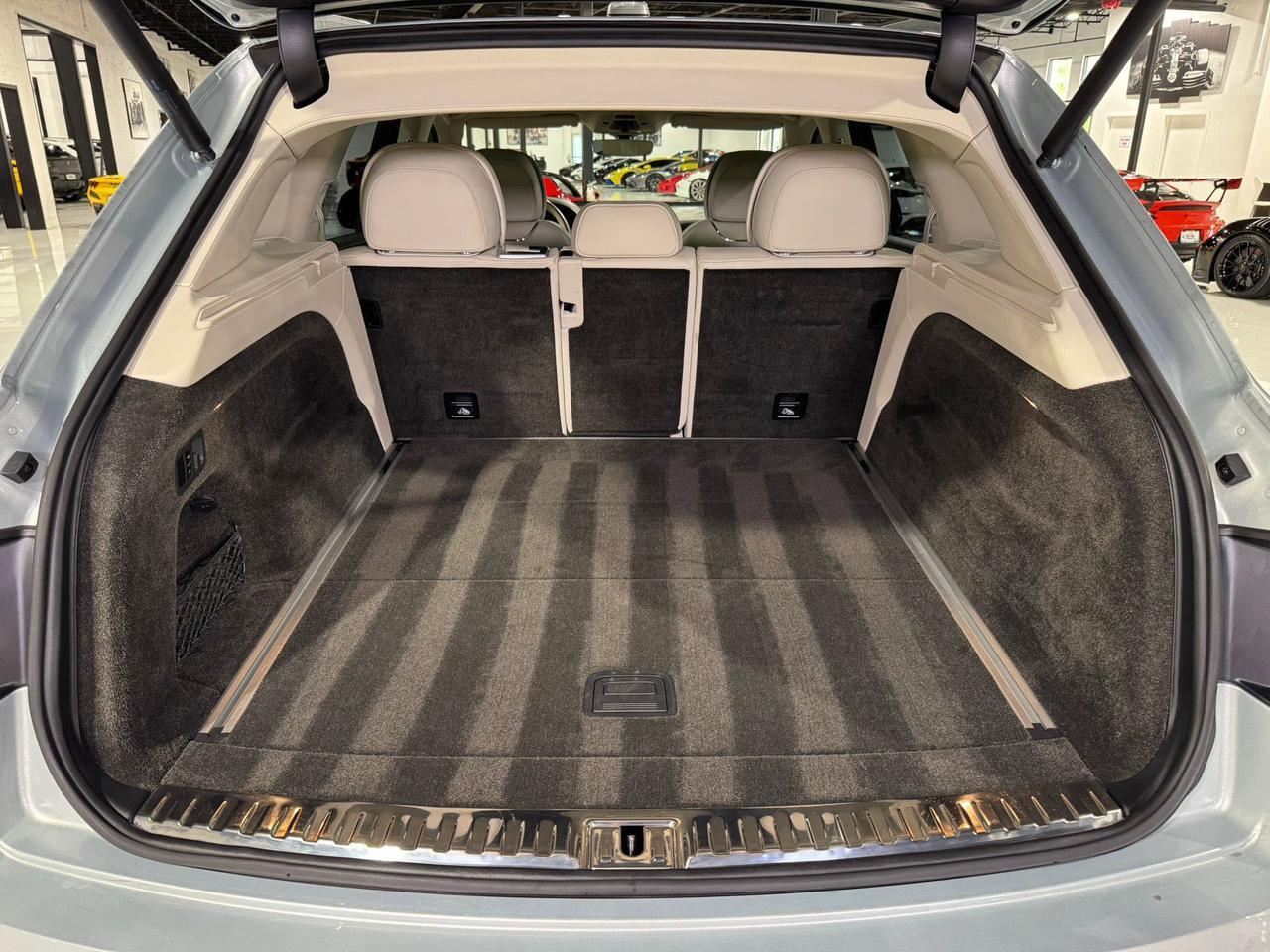 2019 Bentley Bentayga V8 Moonbeam paint, Mulliner spec, interior carbon trim, Naim audio system AND MUCH MORE!! Fort Lauderdale FL