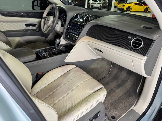 2019 Bentley Bentayga V8 Moonbeam paint, Mulliner spec, interior carbon trim, Naim audio system AND MUCH MORE!! Fort Lauderdale FL