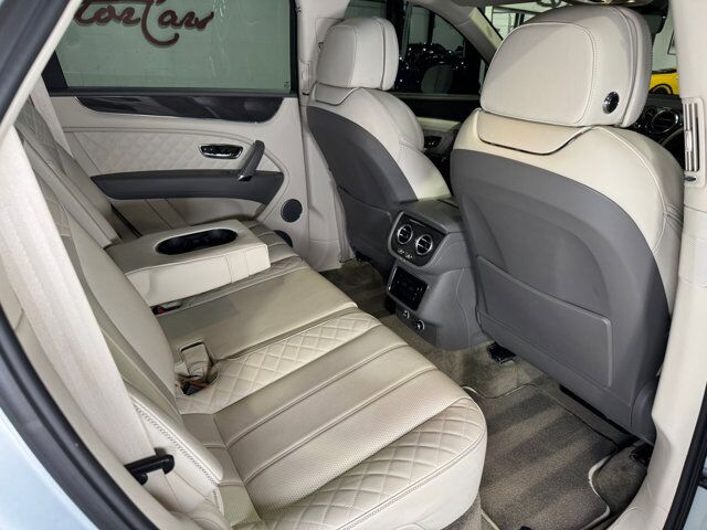 2019 Bentley Bentayga V8 Moonbeam paint, Mulliner spec, interior carbon trim, Naim audio system AND MUCH MORE!! Fort Lauderdale FL