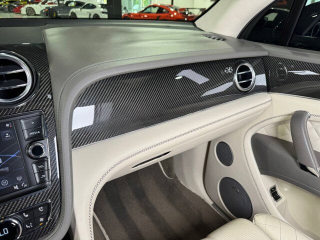 2019 Bentley Bentayga V8 Moonbeam paint, Mulliner spec, interior carbon trim, Naim audio system AND MUCH MORE!! Fort Lauderdale FL