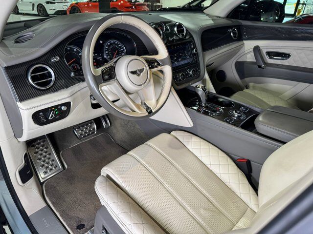 2019 Bentley Bentayga V8 Moonbeam paint, Mulliner spec, interior carbon trim, Naim audio system AND MUCH MORE!! Fort Lauderdale FL