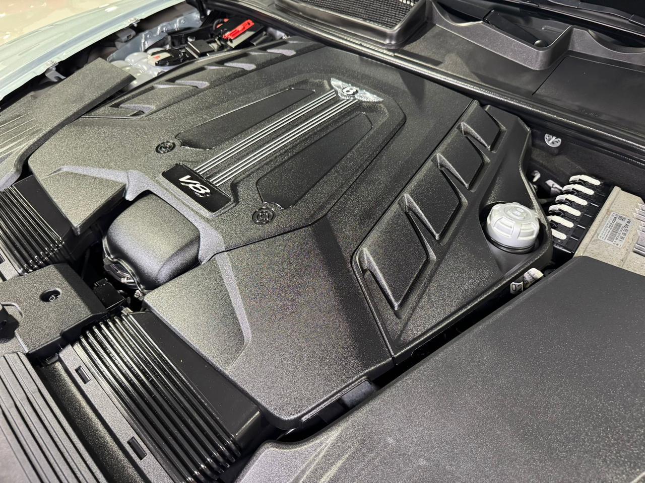 2019 Bentley Bentayga V8 Moonbeam paint, Mulliner spec, interior carbon trim, Naim audio system AND MUCH MORE!! Fort Lauderdale FL