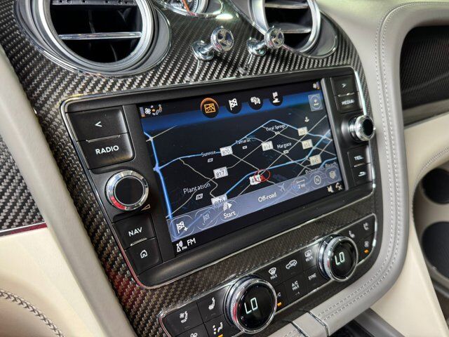 2019 Bentley Bentayga V8 Moonbeam paint, Mulliner spec, interior carbon trim, Naim audio system AND MUCH MORE!! Fort Lauderdale FL