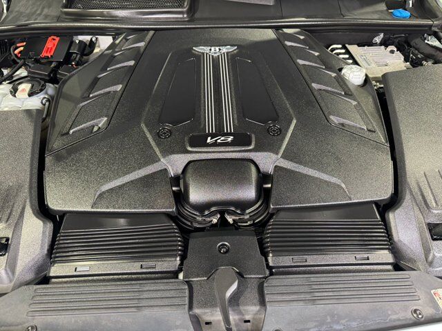 2019 Bentley Bentayga V8 Moonbeam paint, Mulliner spec, interior carbon trim, Naim audio system AND MUCH MORE!! Fort Lauderdale FL