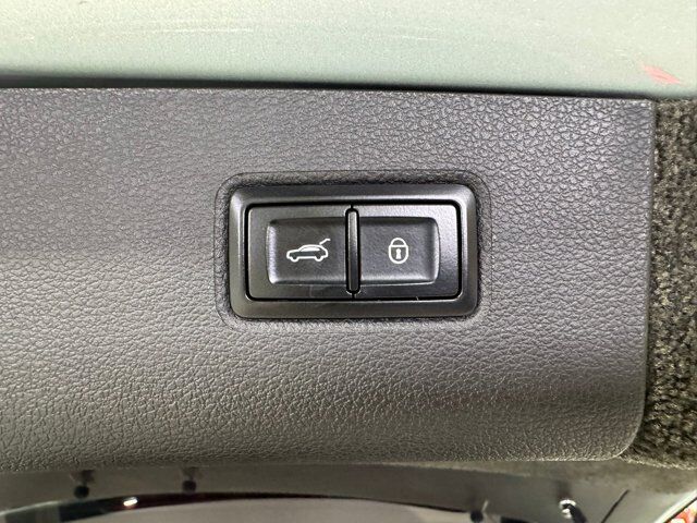 2019 Bentley Bentayga V8 Moonbeam paint, Mulliner spec, interior carbon trim, Naim audio system AND MUCH MORE!! Fort Lauderdale FL