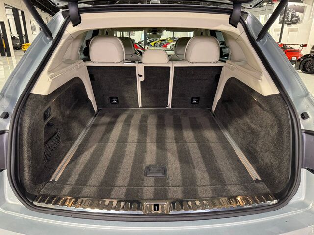 2019 Bentley Bentayga V8 Moonbeam paint, Mulliner spec, interior carbon trim, Naim audio system AND MUCH MORE!! Fort Lauderdale FL